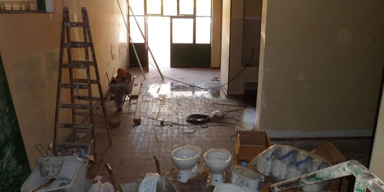 Los baños fueron totalmente inutilizados por la empresa constructora.