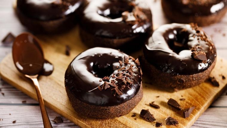 Estad donas de chocolate sin azúcar son una opción ideal para tus desayunos. Foto: Shutterstock