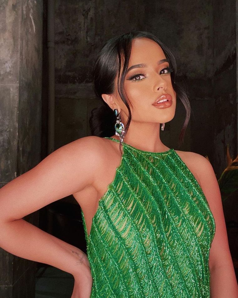 Becky G les propone a las mujeres petite estos tipos de vestidos Foto: Instagram