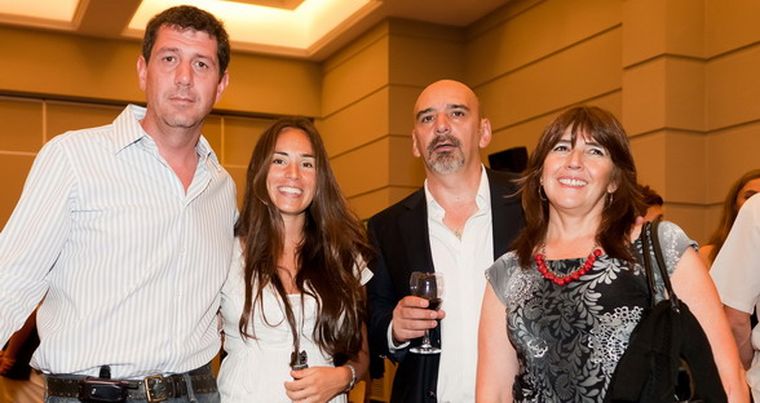 Florencia Aise y Luis Pierrini acompañaron en la inauguración a  Alejandra Civit y Alberto Thormann. Foto: Gentileza