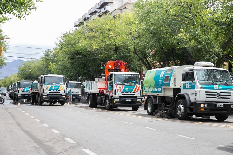 Personal de limpieza de la Capital limpia todo a su paso. Foto: Ciudad de Mendoza