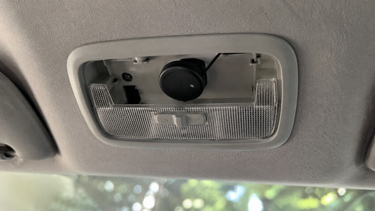 Así el electricista encontró el dispositivo GPS oculto en el auto de la denunciante. (Imagen ilustrativa generada con IA)
