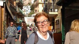 Elva en uno de sus viajes en Cinque Terre, Italia Foto: IG @viajeraabuelita