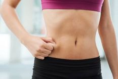 Cómo hacer para eliminar la grasa abdominal del costado de la cintura (Shutterstock).