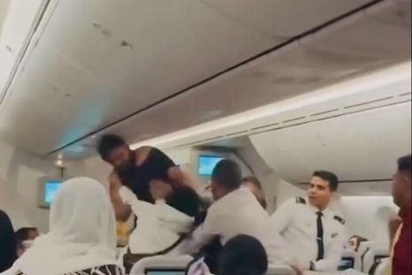 La pelea se dio durante un vuelo con destino a Londres que había partido desde Sylhet, Bangladesh. La pelea se dio durante un vuelo con destino a Londres que había partido desde Sylhet, Bangladesh.