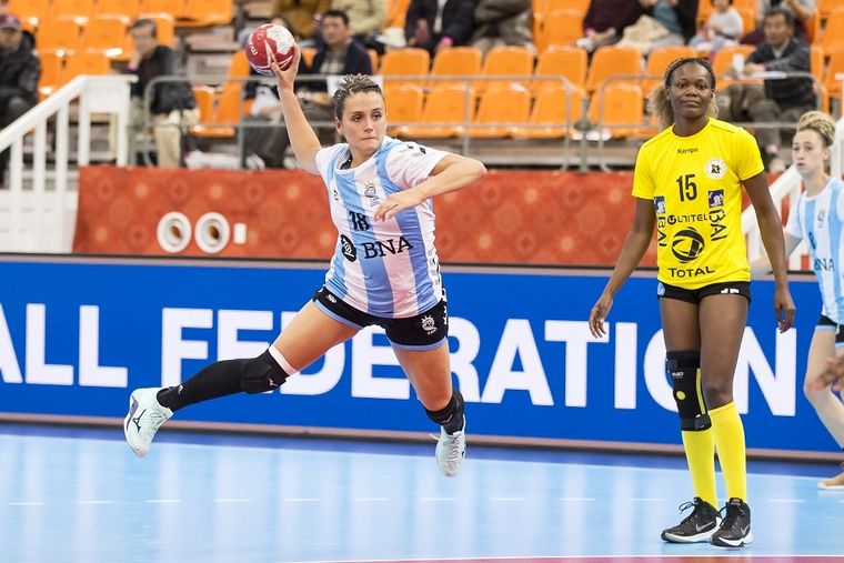 Macarena Sans Argentina Handball La mendocina Macarena Sans en acción en el Mundial de Japón Foto: @CAHandball