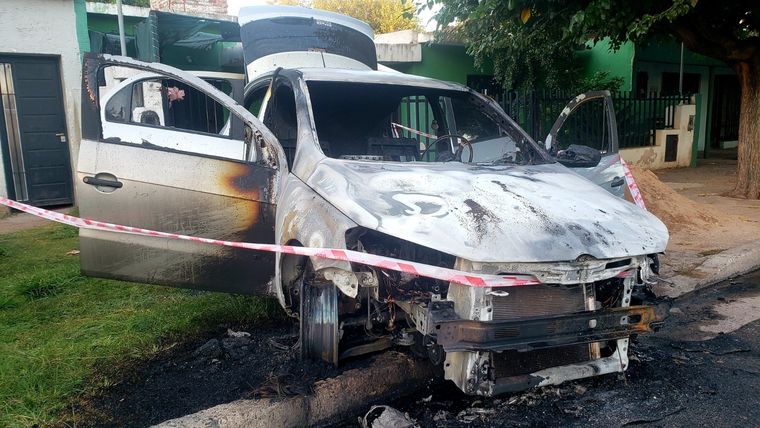 La mujer incendió el auto de su ex pero también se quemó ella y murió