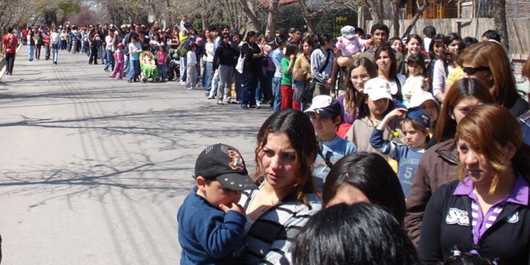 La multitud, antes de entrar.