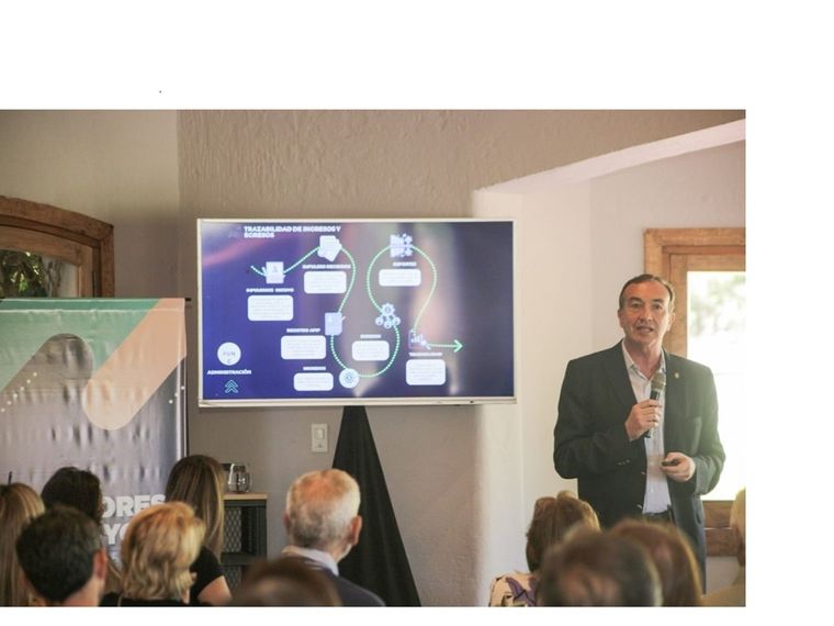 El vicerrector de la UNCuyo presentó la propuesta a referentes de diversos sectores. Foto: UNCuyo