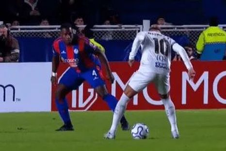 Neymar protege la pelota ante la marca de Romaña en San Lorenzo-Santos. Neymar protege la pelota ante la marca de Romaña en San Lorenzo-Santos.