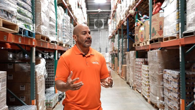 Paco Vélez desde los almacenes de Feeding South Florida en Miami.