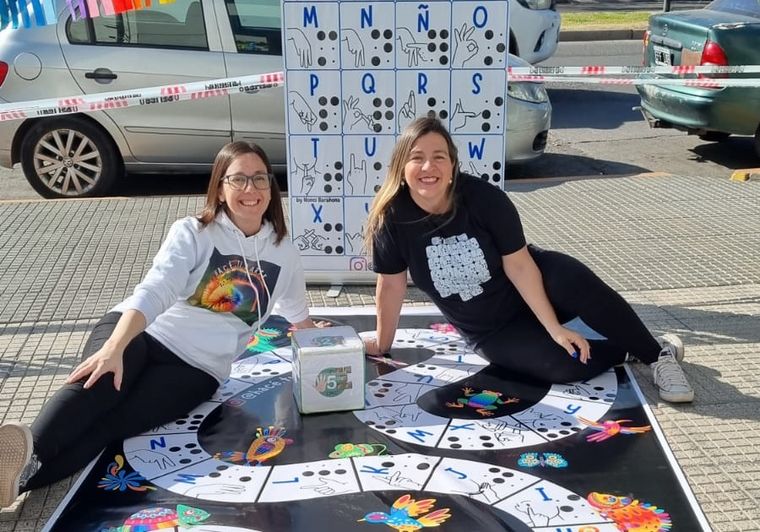 Noelia y Silvina continúan diseñando productos en base a los pedidos de sus seguidores y el proyectó así crece cada día más. Noelia y Silvina continúan diseñando productos en base a los pedidos de sus seguidores y el proyectó así crece cada día más.