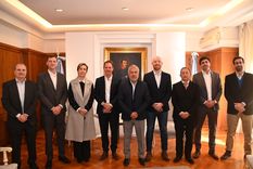 El gobernador Alfredo Cornejo junto a los representantes de Genneia, funcionarios provinciales y los intendentes de Luján y Malargüe Foto: Gobierno de Mendoza
