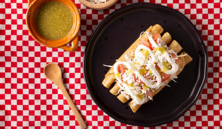 La receta de flautas de pollo recibe su nombre por la forma alargada y delgada del platillo, que recuerda a una flauta musical. En algunas regiones también se conocen como “taquitos dorados”. La receta de flautas de pollo recibe su nombre por la forma alargada y delgada del platillo, que recuerda a una flauta musical. En algunas regiones también se conocen como “taquitos dorados”.