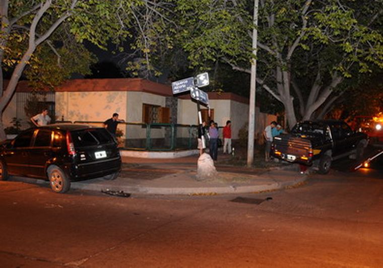 El Fiesta y la camioneta Toyota impactaron contra los árboles. Foto: Alf Ponce / MDZ