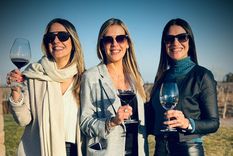Ellas son felices en Finca Decero. No te pierdas, al final de la nota, la galería de fotos de los amigos bodegueando.