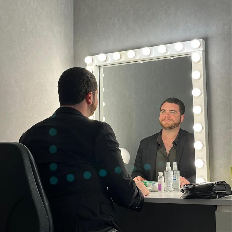 Gastón Cocchiarale en el camarín del Teatro Politeama. Gastón Cocchiarale en el camarín del Teatro Politeama.