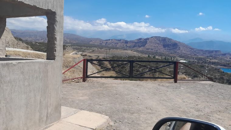 En la bajada del club Regatas en Potrerillos colocaron una valla. En la bajada del club Regatas en Potrerillos colocaron una valla.
