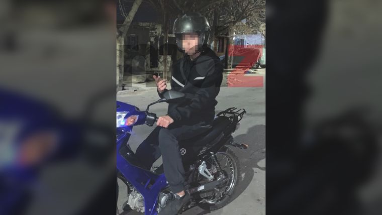 El menor de edad que muestra sus maniobras stunt en las redes y fue detenido robando una moto. 