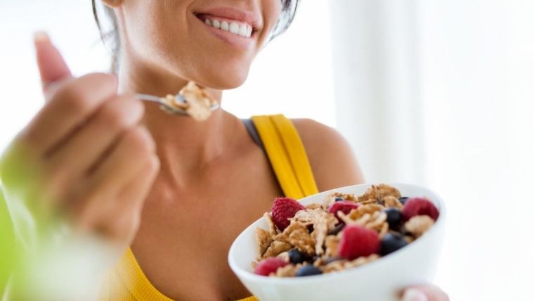 Los hábitos saludables es fundamental para vivir una vida sana, y eso es una tarea difícil cuando uno vive solo, pero siguiendo una serie de pasos se puede llevar una dieta equilibrada Foto: Shutterstock.