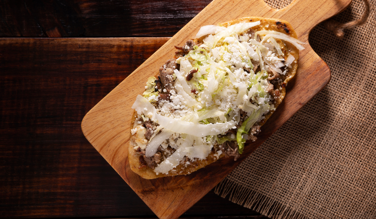 Muchas familias mexicanas adaptan la receta de huaraches de bistec seg&uacute;n la regi&oacute;n, cambiando el tipo de carne, el nivel de picante o los complementos, lo que vuelve a esta receta un platillo muy vers&aacute;til y creativo.