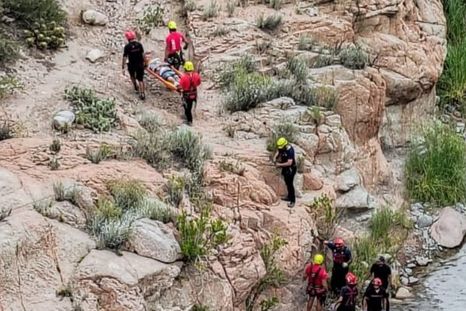 Las tareas de bomberos policiales y voluntarios durante el rescate en Cacheuta.