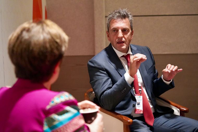 El ministro de Economía, Sergio Massa, y la titular del Fondo, Kristalina Georgieva, mantienen un diálogo frecuente, en una relación que busca aflojar el rigor de las metas del acuerdo vigente con el organismo. Foto: Ministerio de Economía