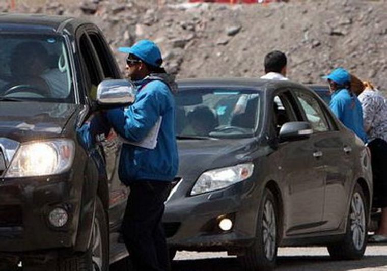 En Los Libertadores las autoridades libran grupos de 50 autos.