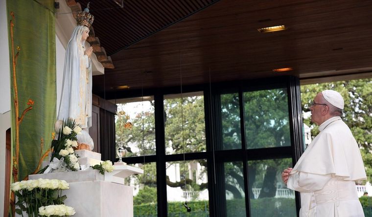 Papa Francisco orando frente a la imagen de la Virgen de Fátima. Papa Francisco orando frente a la imagen de la Virgen de Fátima.