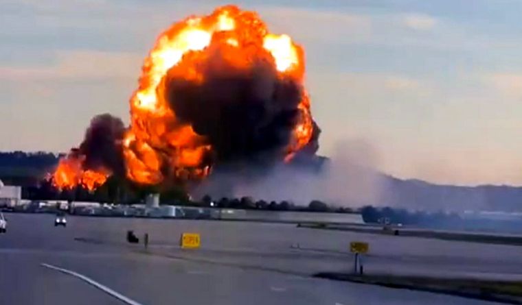 Momento del estallido del avión en Estados Unidos. Foto Efe