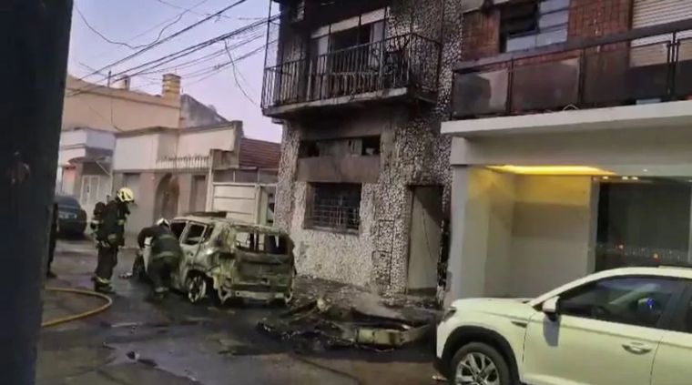 La explosión de dos autos provocó un incendio en una vivienda y hay siete heridos Foto: NA