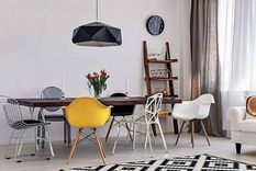 Decorar con sillas diferentes, una tendencia que se impuso en el hogar. Foto: Pinterest