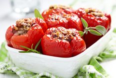 Prepara esta receta de pimientos rellenos de carne molida y sorprende a tu familia.