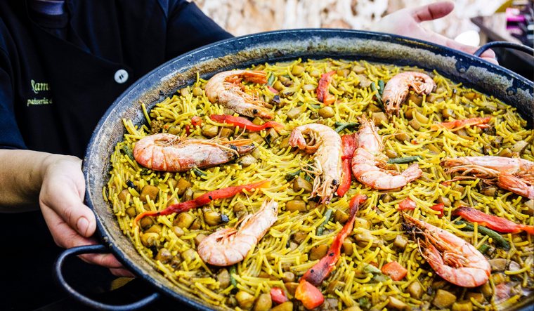 La receta de fideuá se originó en Valencia como una alternativa a la paella, usando fideos en lugar de arroz.