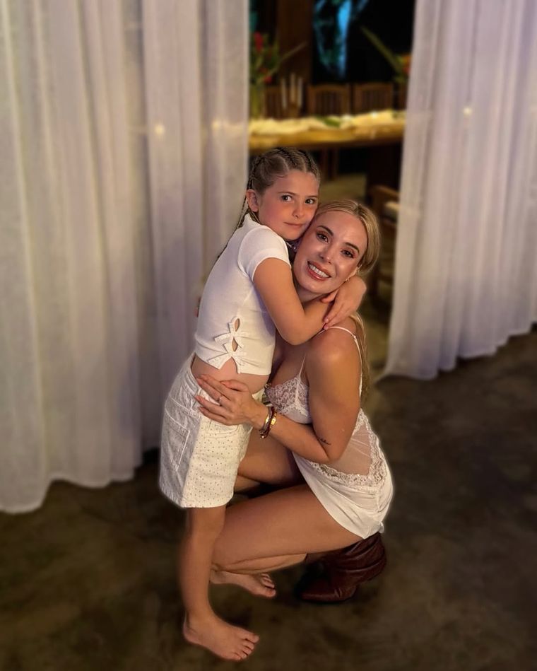 Jesica Cirio y su hija Chloé lucieron looks combinados en blanco para recibir el nuevo año. Jesica Cirio y su hija Chloé lucieron looks combinados en blanco para recibir el nuevo año.