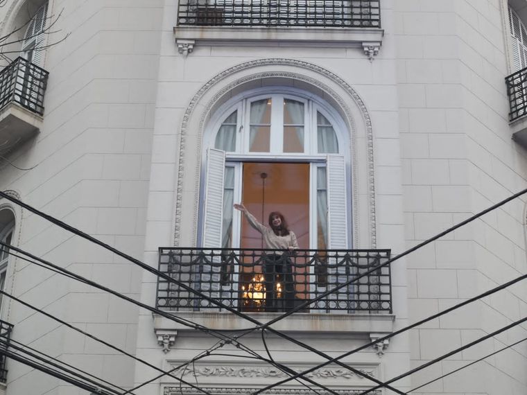 Cristina en su balcón, presa e inhabilitada, pone en crisis al resto del peronismo por miedo a la ruptura.&nbsp;