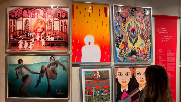 La exposición demuestra que un afiche puede contar la historia de una sociedad sin necesidad de palabras. Los afiches no solo anuncian: también muestran qué mira, qué piensa y cómo se expresa una sociedad. La exposición demuestra que un afiche puede contar la historia de una sociedad sin necesidad de palabras. Los afiches no solo anuncian: también muestran qué mira, qué piensa y cómo se expresa una sociedad.