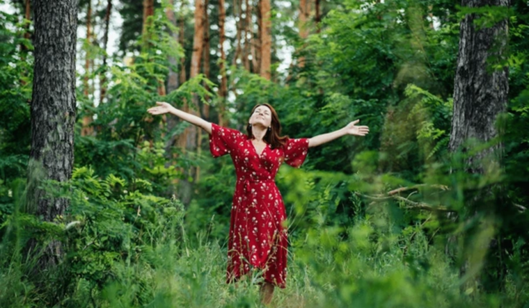 Ser más feliz no es solo un estado emocional, sino una habilidad que se puede entrenar con estos siete hábitos. Foto: Shutterstock