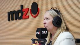 Hebe Casado en el estudio de Radio MDZ. Hebe Casado en el estudio de Radio MDZ.