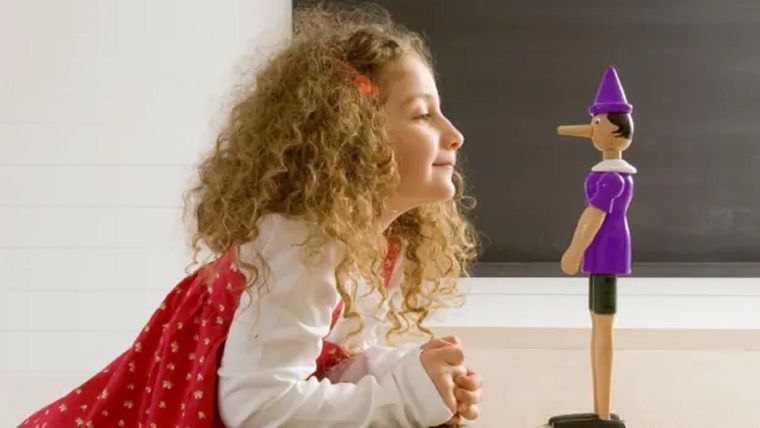Los niños aprenden a mentir para evitar enfrentar las consecuencias de sus acciones, según los científicos. Foto: GETTY IMAGES