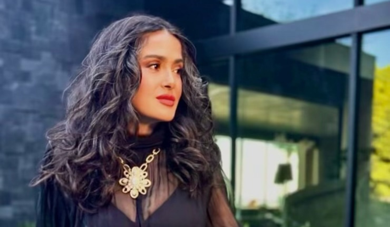 La actriz mexicana Salma Hayek mostró en un video sus trucos para maquillarse.