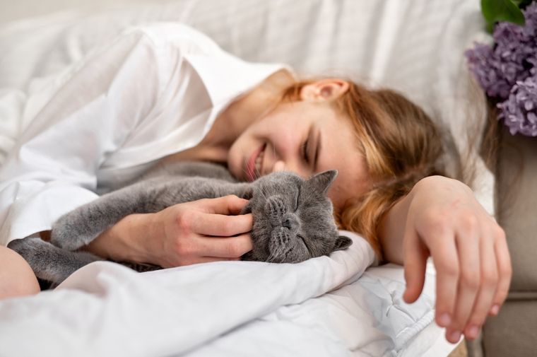 Los gatos eligen dormir con quien le transmite seguridad y calma, no solo por comodidad.&nbsp; Foto: Shutterstock