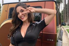 Desde la cama con una copa en la mano: la ex novia de Maluma celebra su soltería