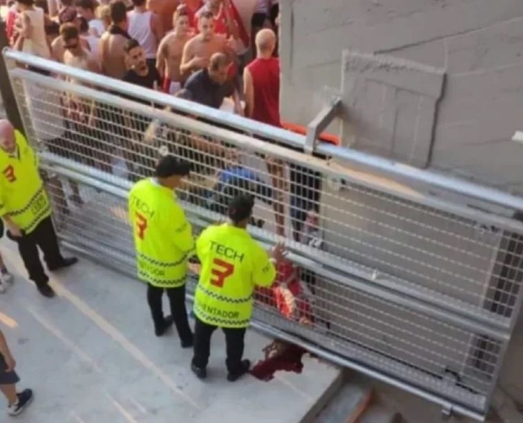 La seguridad de River, al lado del hincha. Foto: Redes Sociales
