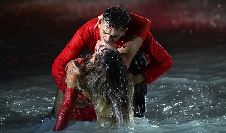 Los bailarines en el agua fueron muy aplaudidos por el público.