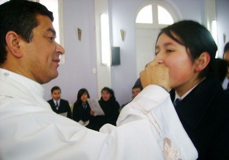 Recomiendan no tomar la hostia en la boca sino en la mano. Foto: Web