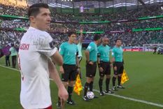 Lewandowski debió aguardar por un minuto para que apareciera el capitán de Arabia Saudita para el sorteo. Lewandowski debió aguardar por un minuto para que apareciera el capitán de Arabia Saudita para el sorteo.