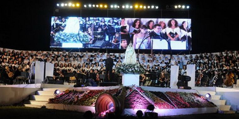 Los coros, los músicos y los frutos: elementos clásicos de la tradición vendimial.