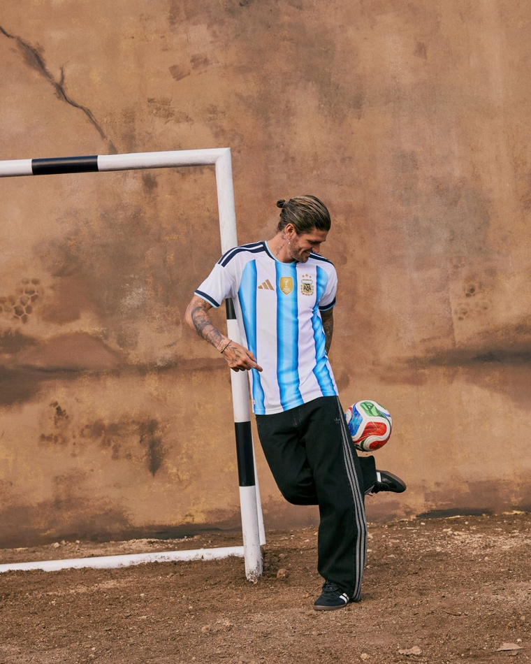 Rodrigo De Paul con la nueva camiseta de la Selección argentina. Foto: @afaseleccion y @adidasar Rodrigo De Paul con la nueva camiseta de la Selección argentina. Foto: @afaseleccion y @adidasar