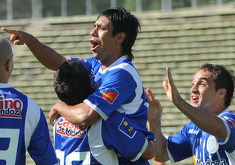 Figueroa grita su gol en el Malvinas Argentinas ante Gimnasia LP. Foto: Mdz